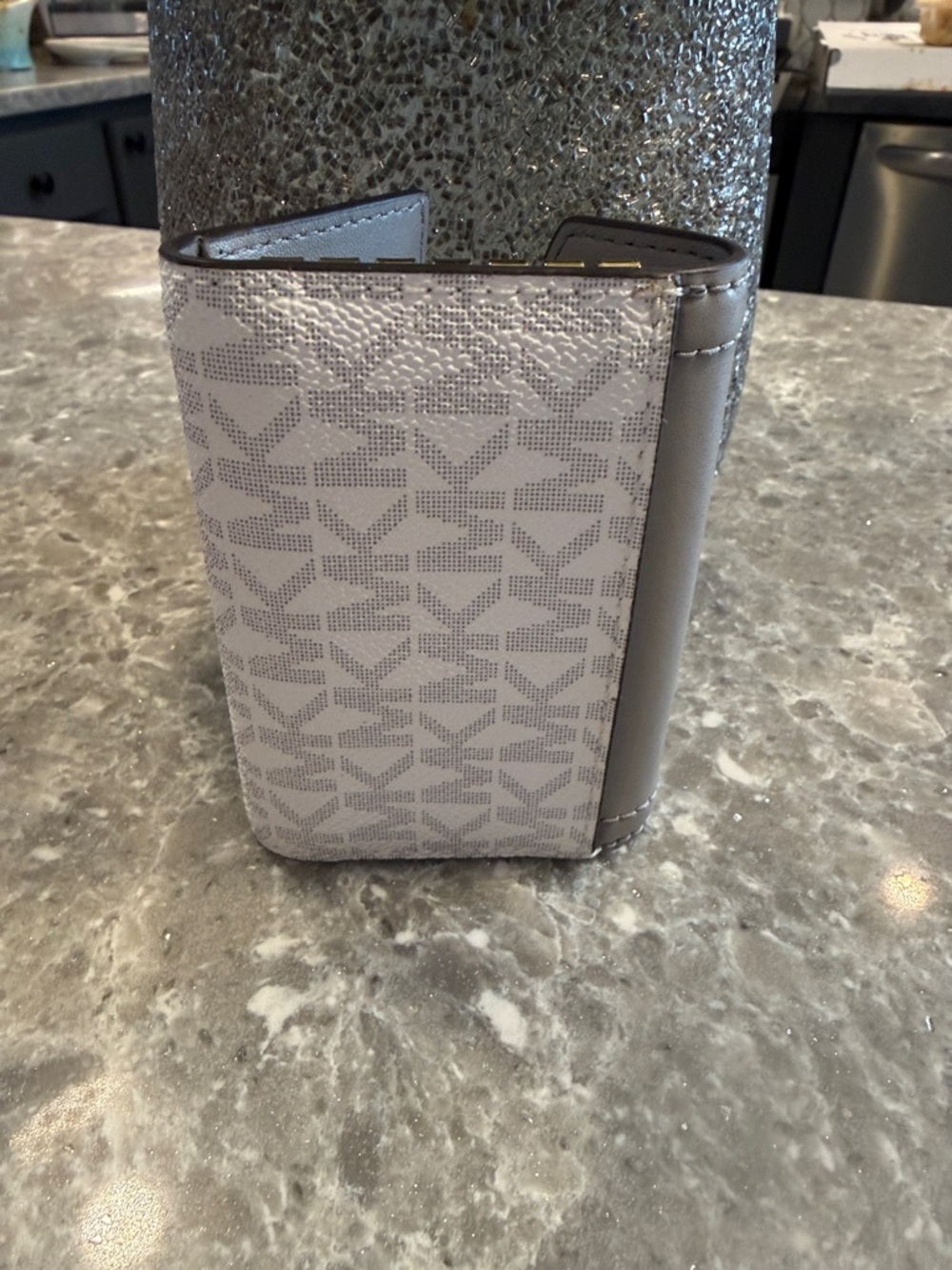 Michael Kors Gray and Silver Signature MK Compact key holder  Wallet NWOT - Picture 4 of 6